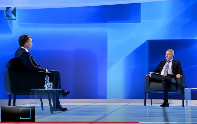 Un momento dell'intervista (Klan Kosova)